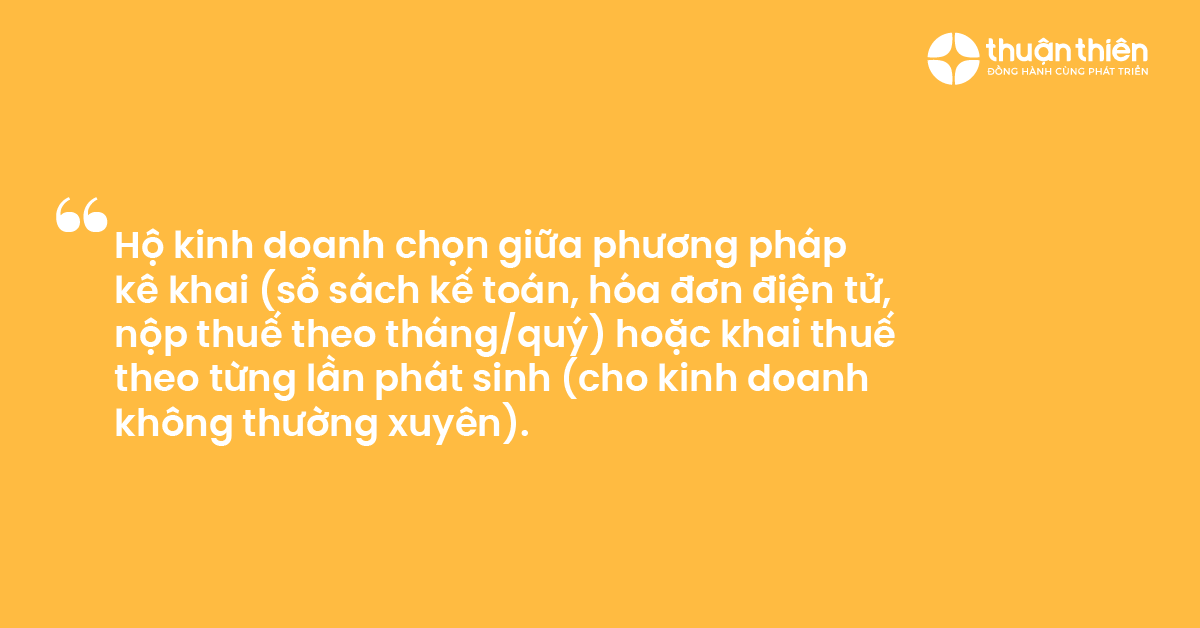Hộ kinh doanh chọn giữa phương pháp kê khai (sổ sách kế toán, hóa đơn điện tử, nộp thuế theo tháng/quý) hoặc khai thuế theo từng lần phát sinh (cho kinh doanh không thường xuyên).