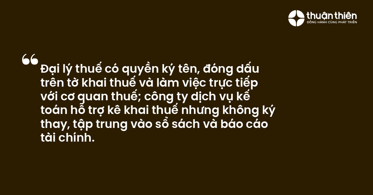 Đại lý thuế có quyền ký tên, đóng dấu trên tờ khai thuế và làm việc trực tiếp với cơ quan thuế; công ty dịch vụ kế toán hỗ trợ kê khai thuế nhưng không ký thay, tập trung vào sổ sách và báo cáo tài chính.