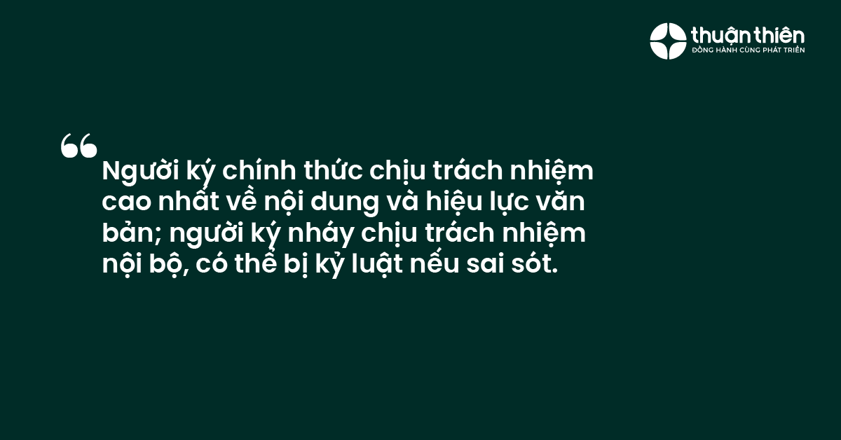 Người ký chính thức chịu trách nhiệm cao nhất về nội dung và hiệu lực văn bản; người ký nháy chịu trách nhiệm nội bộ, có thể bị kỷ luật nếu sai sót.